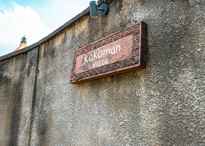 Kak Oman By Madhava Убуд